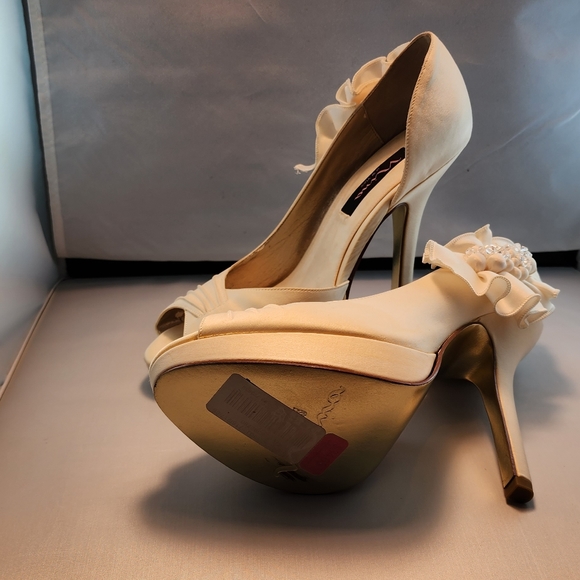 New Nina Ivory Platform Ruffle and Beaded Embellished Pump Size 9M - Picture 4 of 10